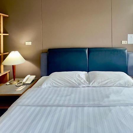 Bu Place Hotel Бангкок Экстерьер фото