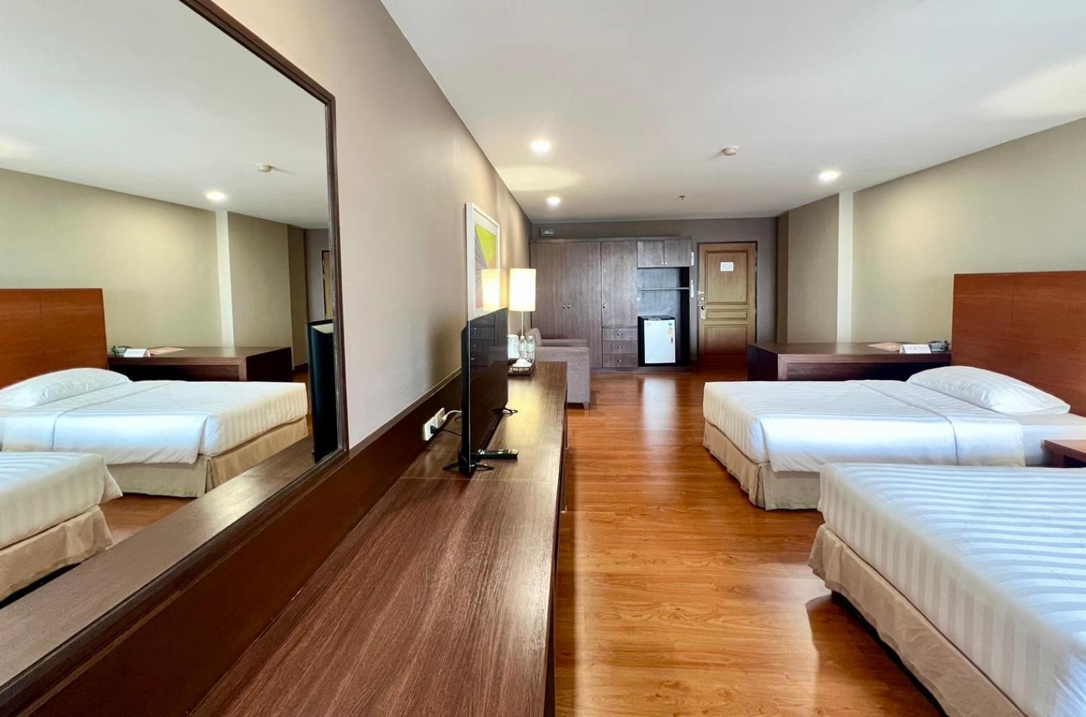 Bu Place Hotel Бангкок Экстерьер фото